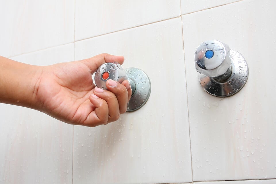 pipes making noise when water is turned on-homeowner turning shower water on