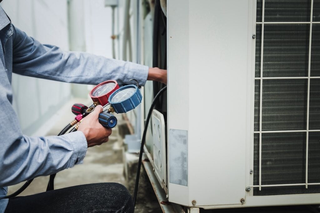 air conditioner technician