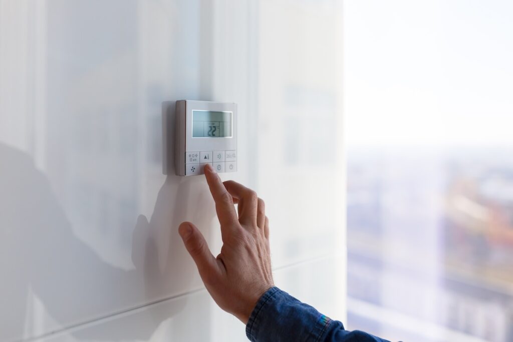 recommended thermostat settings for summer The air conditioning and heating control panel for the apartment and office is located on a white wall